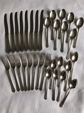 Vintage 1847 Rogers Bros IS Her Majesty Silver-plated 32 Piece - Service for 8